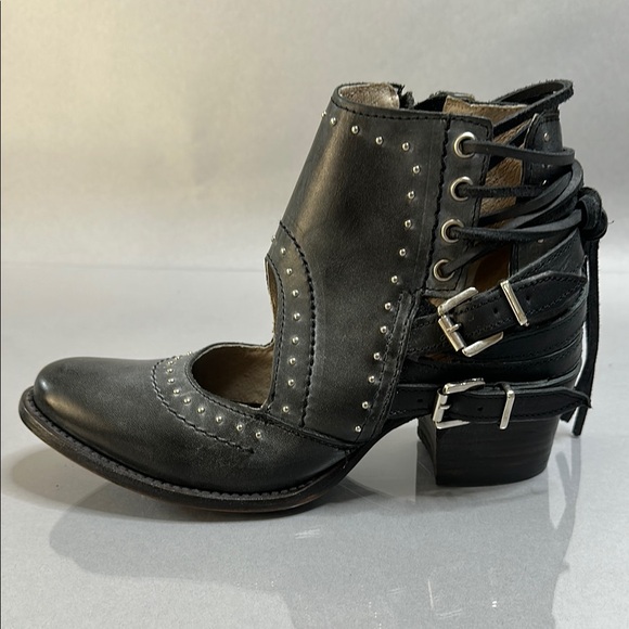 Freebird by Steven “Desert” Ankle | Black Cut-Out Booties | Size 8 (1548) - Picture 3 of 10